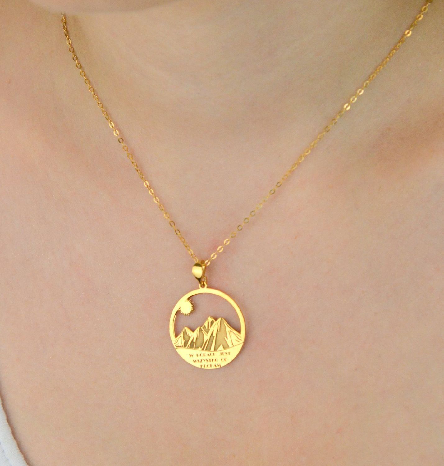 Pozłacany naszyjnik z górami ze srebra 925, idealny dla miłośników natury. Możliwość darmowego graweru. Produkt polski, zapakowany w firmowe pudełko – idealny na prezent.2.jpg